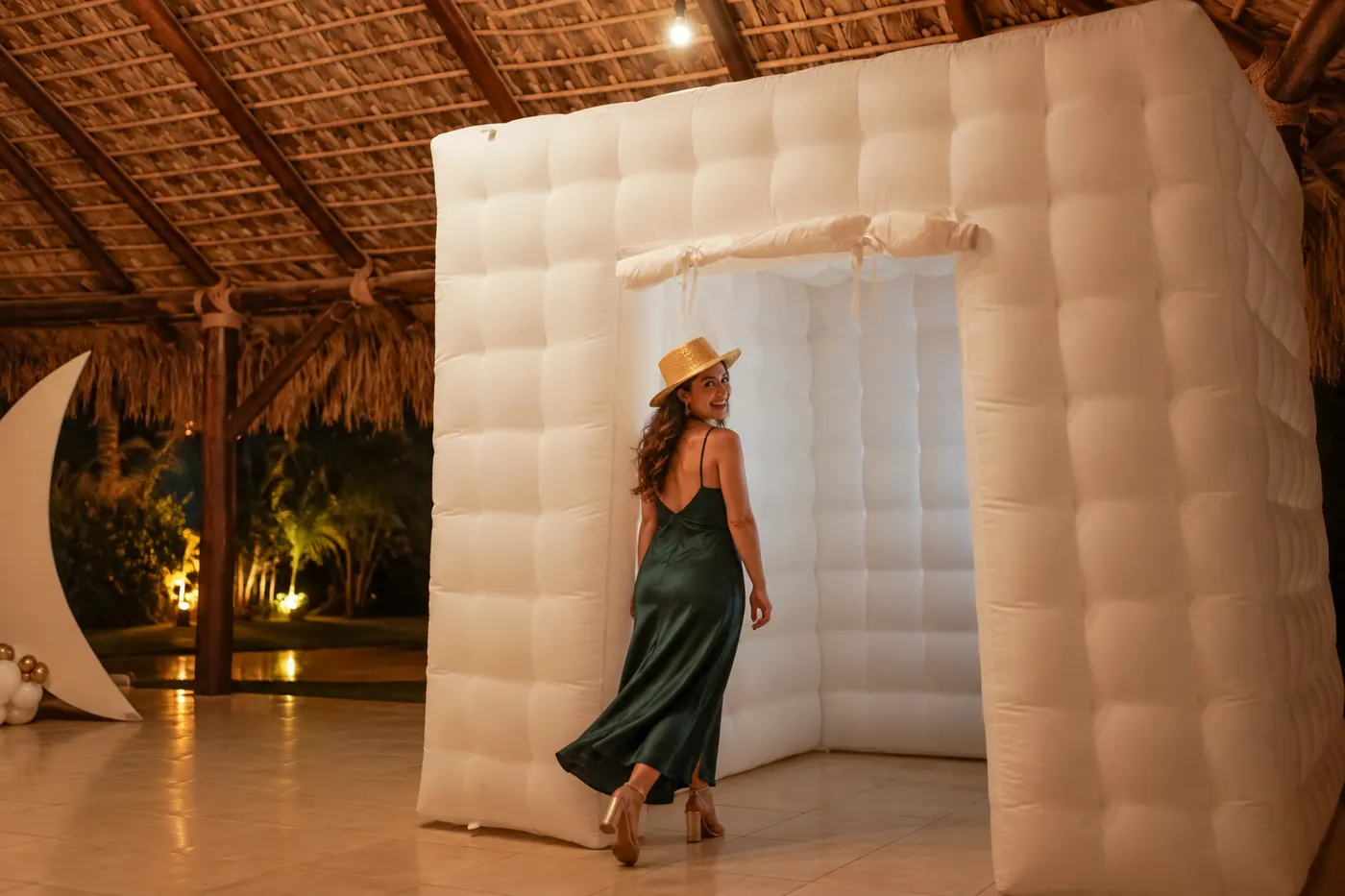 Invitada entrando a la cabina