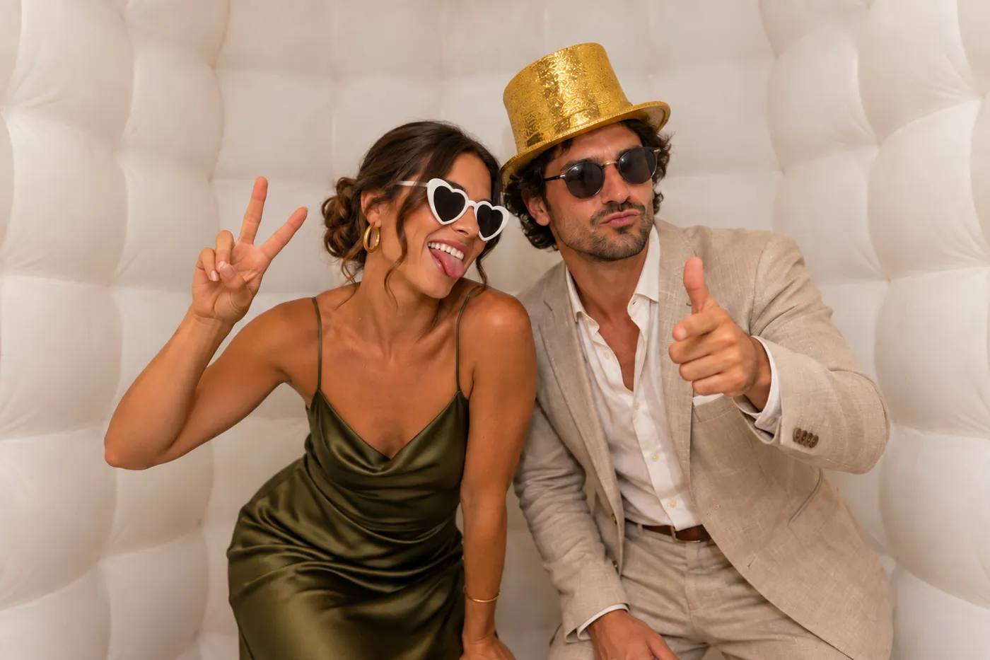 Pareja con sombrero dorado en la cabina