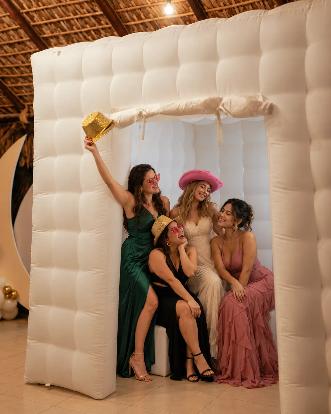 Cuatro amigas sentadas