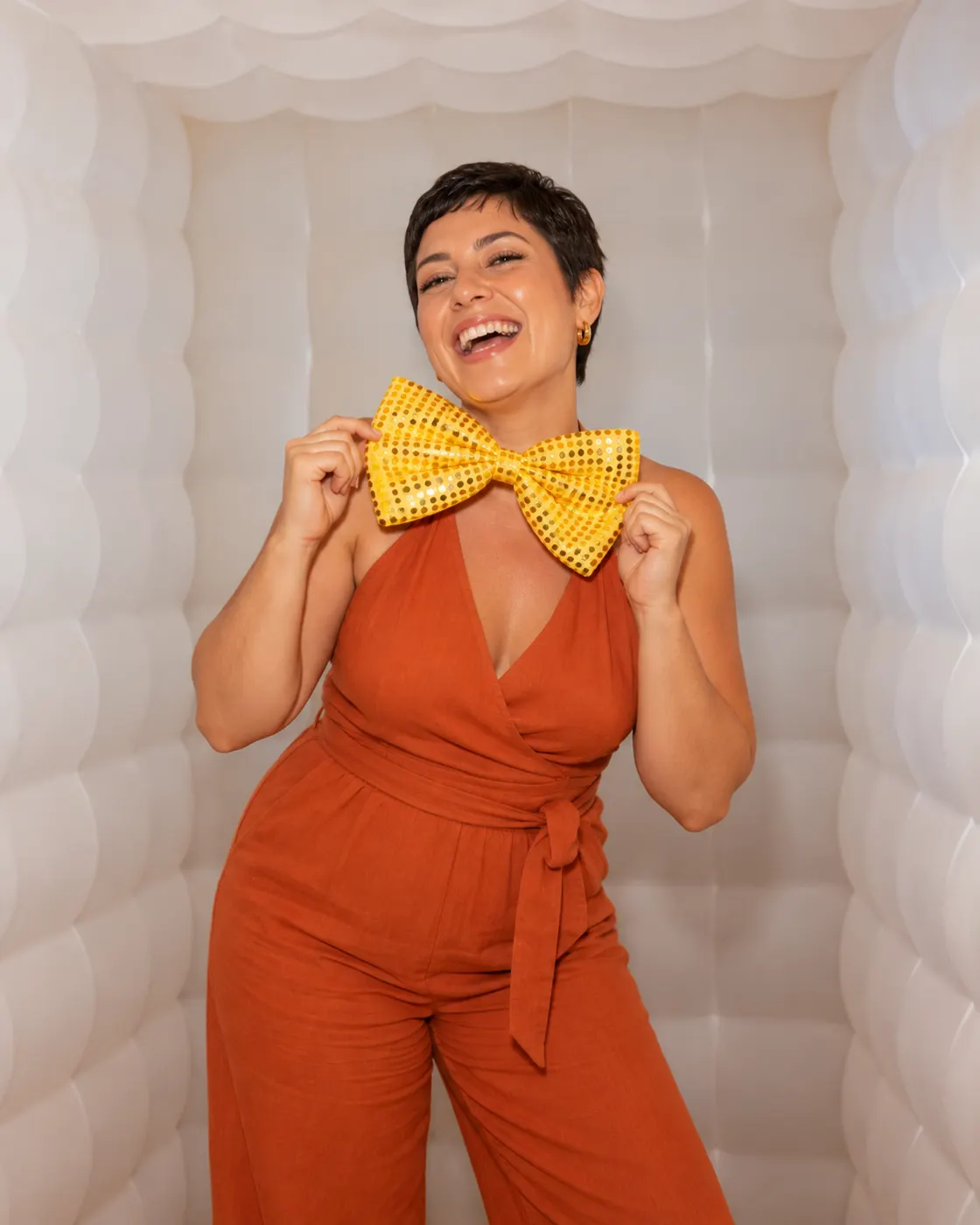 Invitada con moño dorado