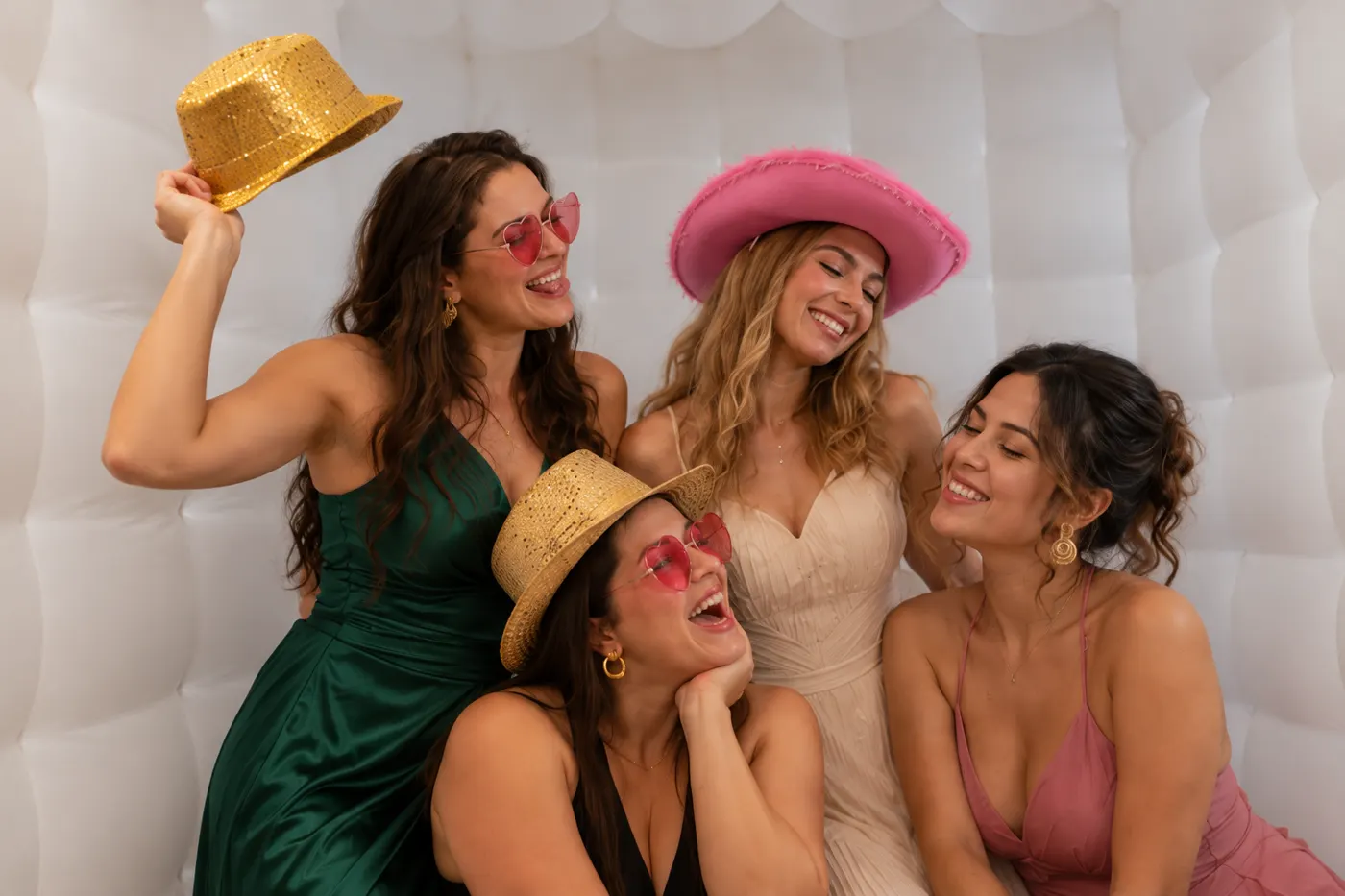 Grupo de amigas en la cabina