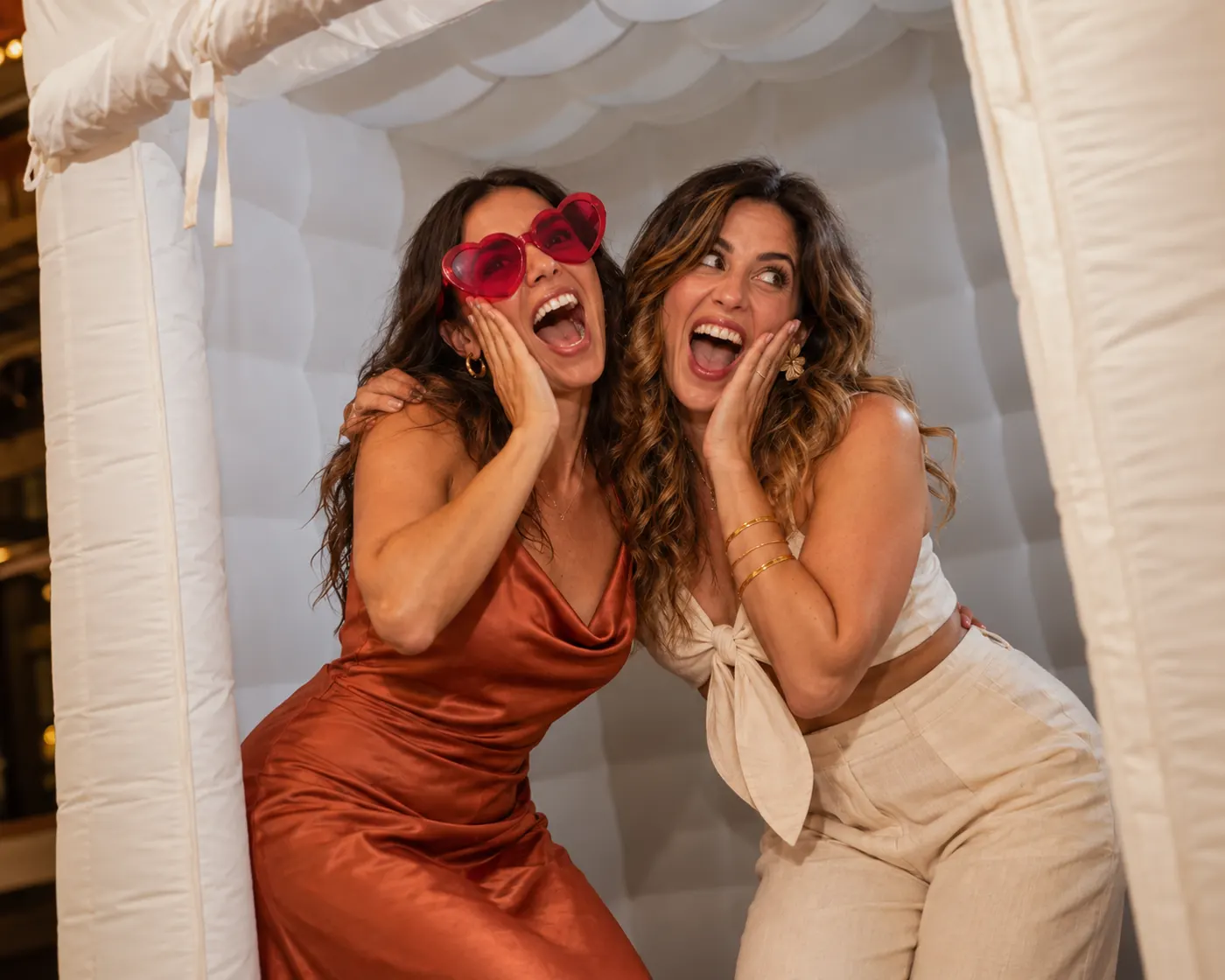 Amigas posando con props