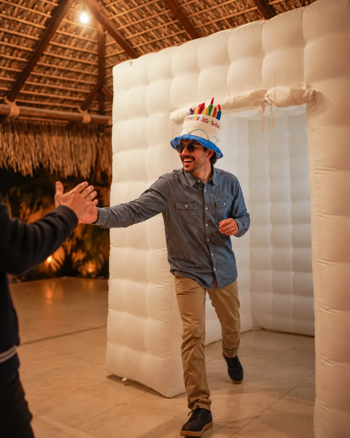 Cumpleañero llegando a la cabina