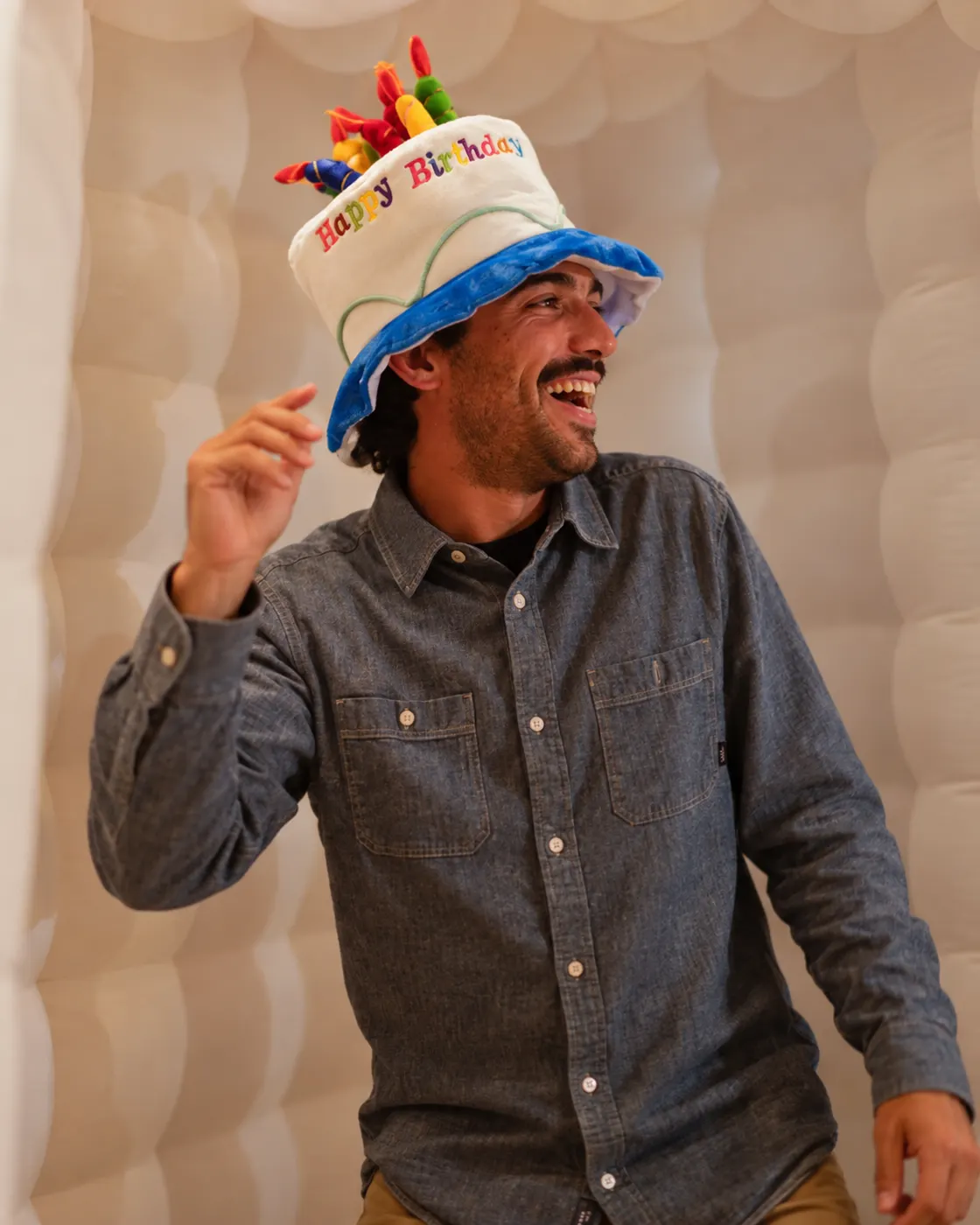 Cumpleañero con sombrero de pastel