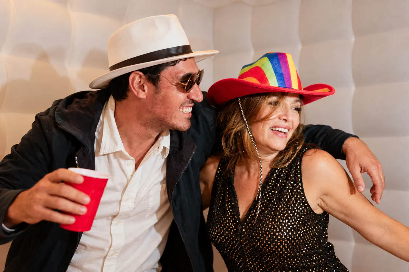 Pareja con sombreros