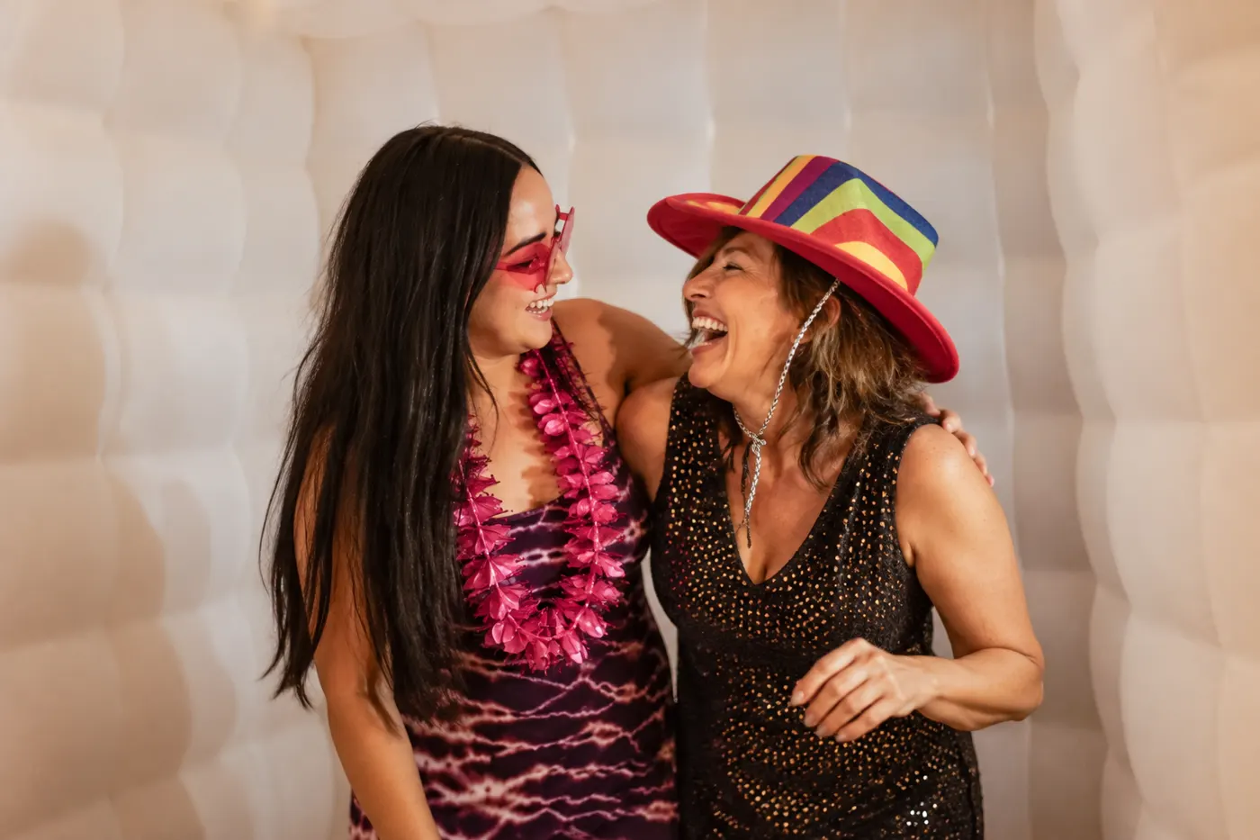 Dos amigas riendo
