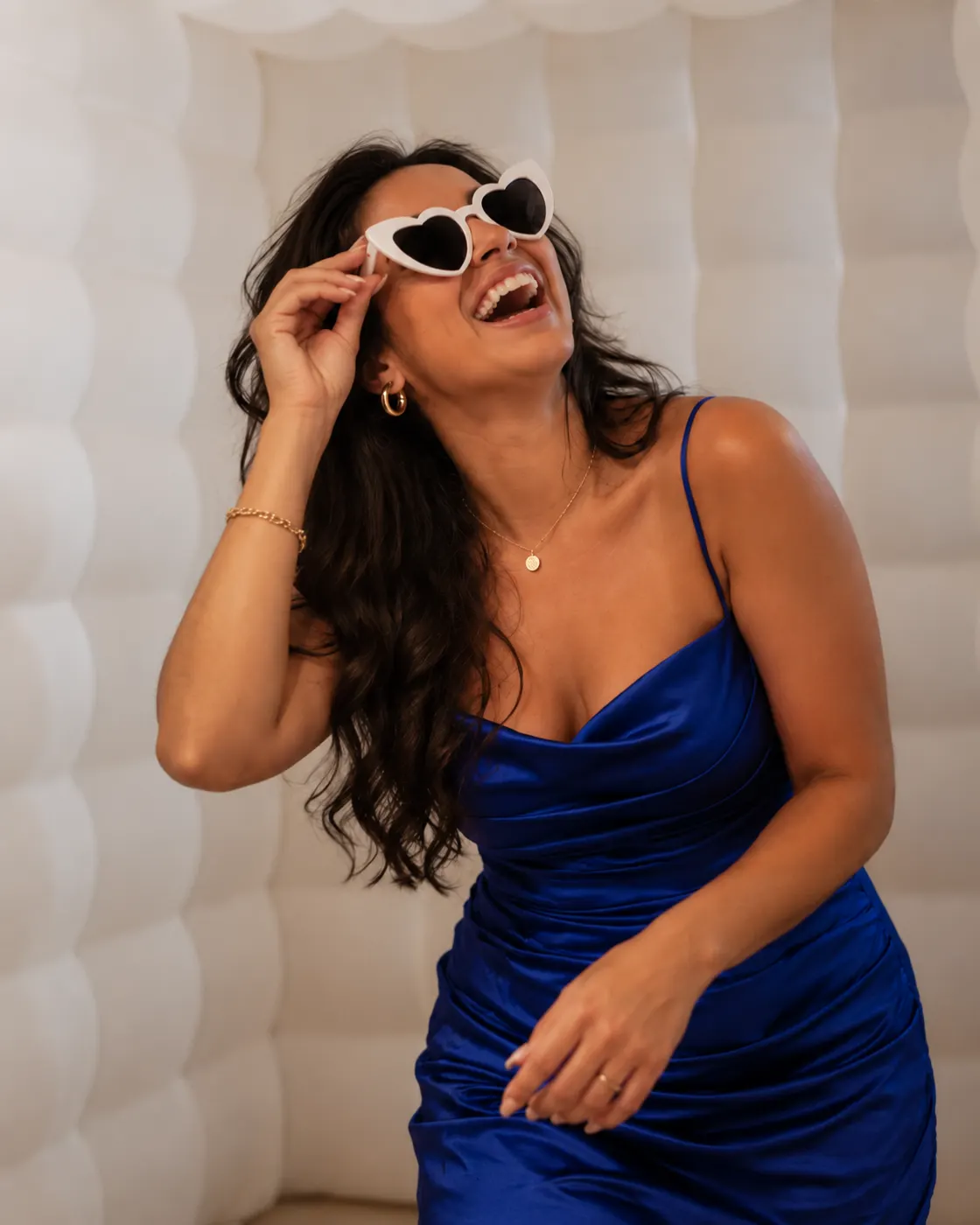 Invitada de azul riendo