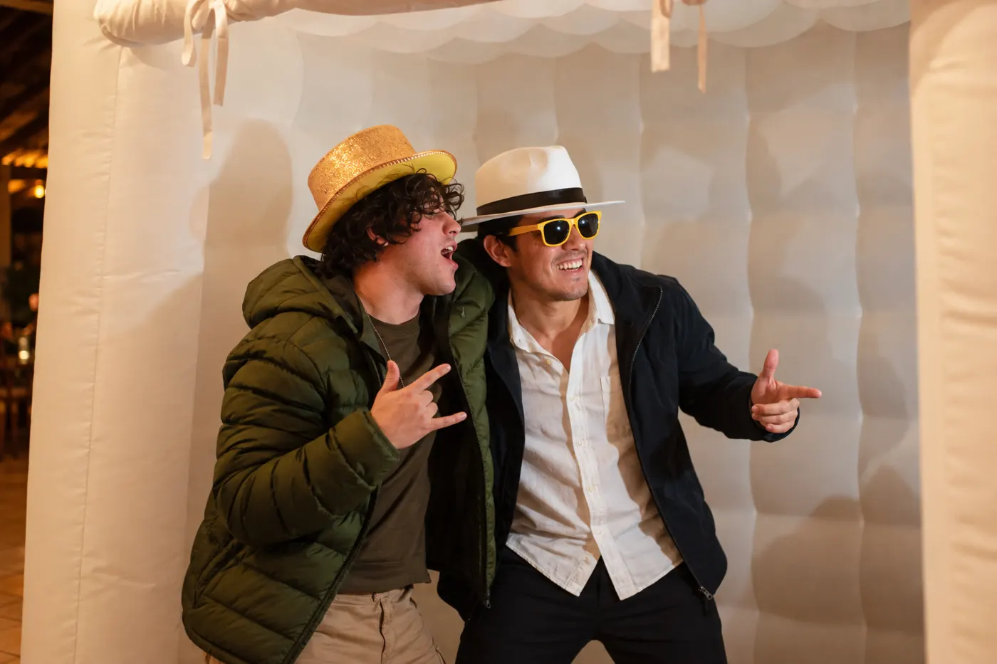 Amigos con sombreros